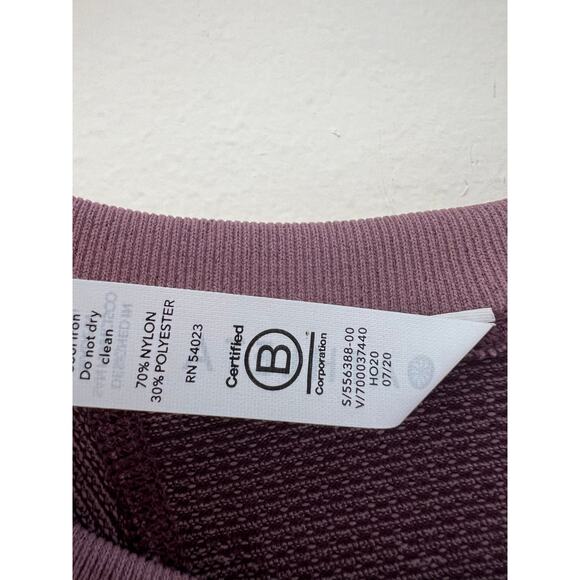 NWOT Athleta Stretch Momento T-Shirt Purple Camo Size Large - Picture 8 of 8